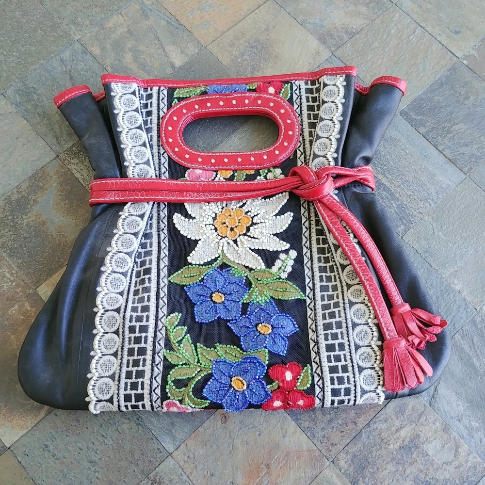 Isabella Fiore Clutch 🔥 Statement Bag!